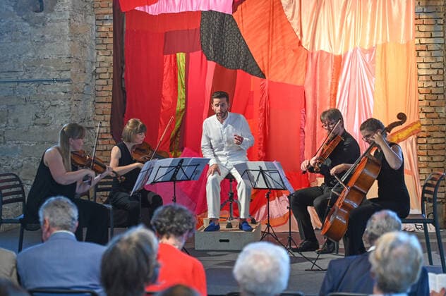 Konzert des Atalante Quartetts mit dem Tenor Daniel Johannsen, in der Hipphalle in Gmunden, im Rahmen der Salzkammergut Festwochen Gmunden, am 23.07.21. Das Bild zeigt den Tenor Daniel Johannsen mit dem Atalante-Quartett während des Konzertes. 2021 - Konzert des Atalante Quartetts mit dem Tenor Daniel Johannsen, in der Hipphalle in Gmunden, im Rahmen der Salzkammergut Festwochen Gmunden, am 23.07.21