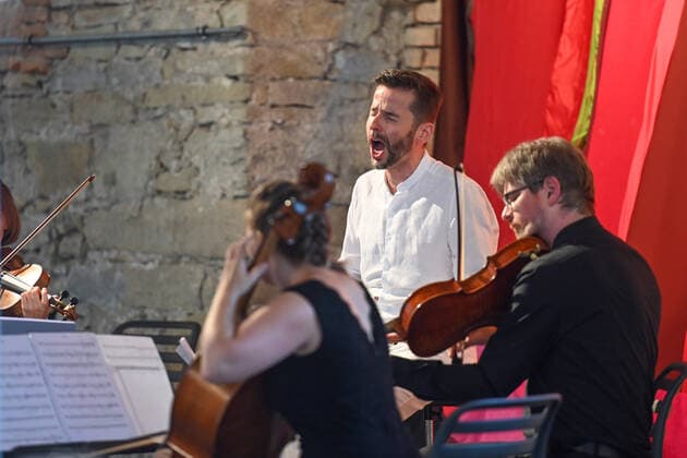 Konzert des Atalante Quartetts mit dem Tenor Daniel Johannsen, in der Hipphalle in Gmunden, im Rahmen der Salzkammergut Festwochen Gmunden, am 23.07.21. Das Bild zeigt den Tenor Daniel Johannsen während des Konzertes mit dem Geiger Thomas Koslowsky und der Violoncellistin Lisa Kürner 2021 - Konzert des Atalante Quartetts mit dem Tenor Daniel Johannsen, in der Hipphalle in Gmunden, im Rahmen der Salzkammergut Festwochen Gmunden, am 23.07.21