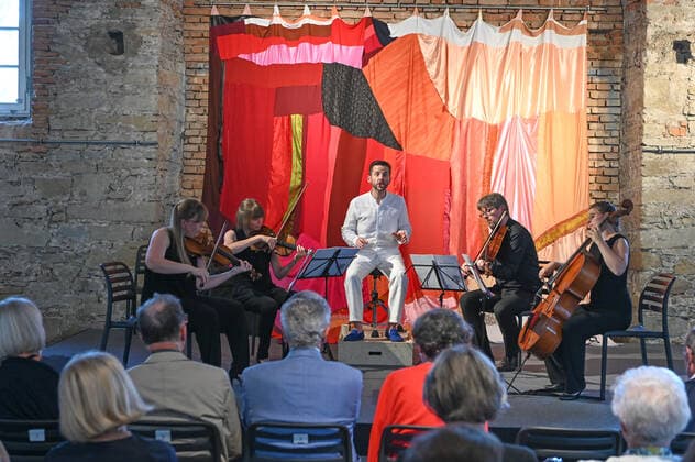 Konzert des Atalante Quartetts mit dem Tenor Daniel Johannsen, in der Hipphalle in Gmunden, im Rahmen der Salzkammergut Festwochen Gmunden, am 23.07.21. Das Bild zeigt den Tenor Daniel Johannsen mit dem Atalante-Quartett während des Konzertes. 2021 - Konzert des Atalante Quartetts mit dem Tenor Daniel Johannsen, in der Hipphalle in Gmunden, im Rahmen der Salzkammergut Festwochen Gmunden, am 23.07.21