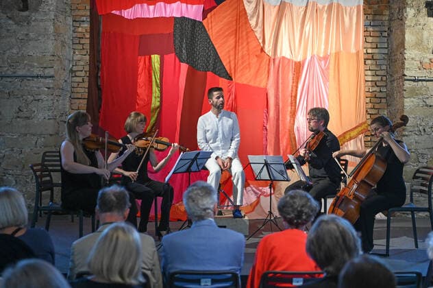 Konzert des Atalante Quartetts mit dem Tenor Daniel Johannsen, in der Hipphalle in Gmunden, im Rahmen der Salzkammergut Festwochen Gmunden, am 23.07.21. Das Bild zeigt den Tenor Daniel Johannsen mit dem Atalante-Quartett während des Konzertes. 2021 - Konzert des Atalante Quartetts mit dem Tenor Daniel Johannsen, in der Hipphalle in Gmunden, im Rahmen der Salzkammergut Festwochen Gmunden, am 23.07.21