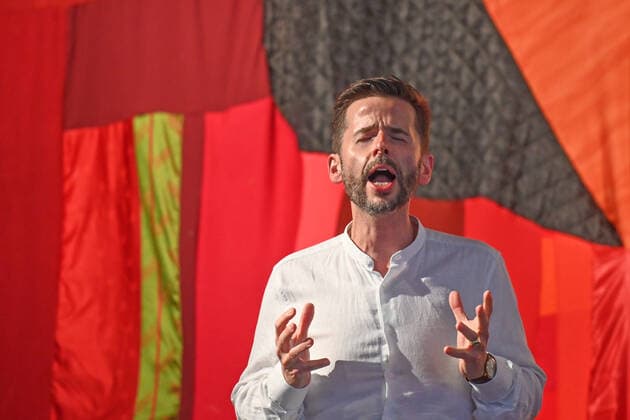 Konzert des Atalante Quartetts mit dem Tenor Daniel Johannsen, in der Hipphalle in Gmunden, im Rahmen der Salzkammergut Festwochen Gmunden, am 23.07.21. Das Bild zeigt den Tenor Daniel Johannsen während des Konzertes. 2021 - Konzert des Atalante Quartetts mit dem Tenor Daniel Johannsen, in der Hipphalle in Gmunden, im Rahmen der Salzkammergut Festwochen Gmunden, am 23.07.21