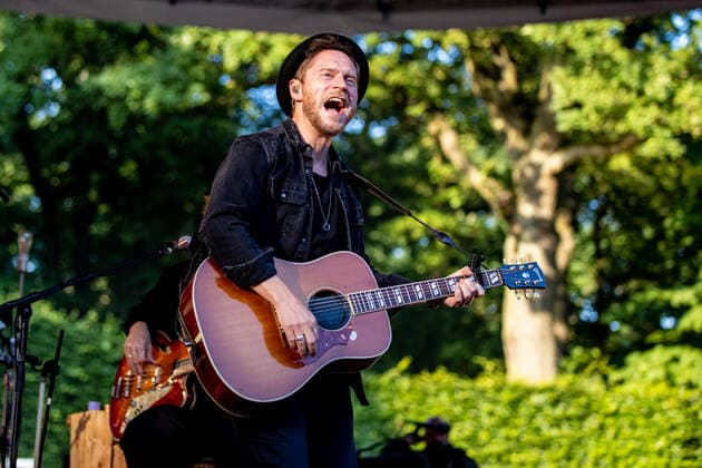 Hamburg, 23. Juli 2021 - Johannes Oerding bei einem Konzert auf der Freilichtbühne im Hamburger Stadtpark