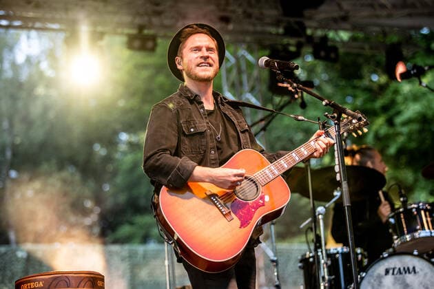 Hamburg, 23. Juli 2021 - Johannes Oerding bei einem Konzert auf der Freilichtbühne im Hamburger Stadtpark