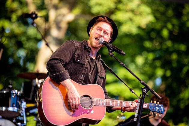 Hamburg, 23. Juli 2021 - Johannes Oerding bei einem Konzert auf der Freilichtbühne im Hamburger Stadtpark