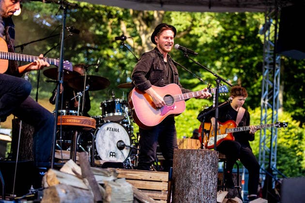 Hamburg, 23. Juli 2021 - Johannes Oerding bei einem Konzert auf der Freilichtbühne im Hamburger Stadtpark