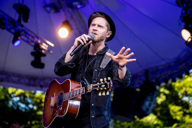 Hamburg, 23. Juli 2021 - Johannes Oerding bei einem Konzert auf der Freilichtbühne im Hamburger Stadtpark