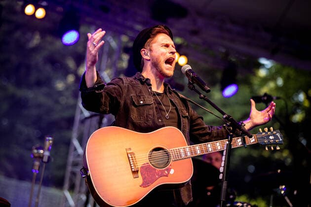 Hamburg, 23. Juli 2021 - Johannes Oerding bei einem Konzert auf der Freilichtbühne im Hamburger Stadtpark