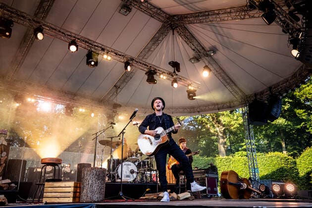 Hamburg, 23. Juli 2021 - Johannes Oerding bei einem Konzert auf der Freilichtbühne im Hamburger Stadtpark