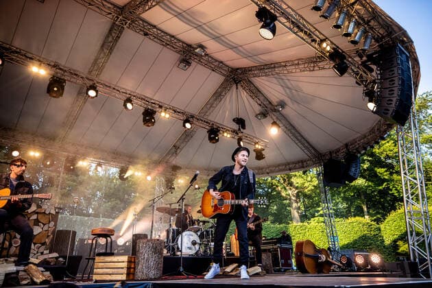 Hamburg, 23. Juli 2021 - Johannes Oerding bei einem Konzert auf der Freilichtbühne im Hamburger Stadtpark