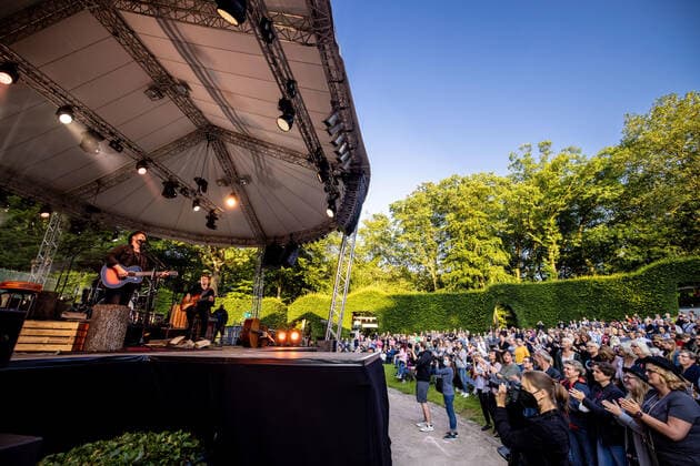 Hamburg, 23. Juli 2021 - Johannes Oerding bei einem Konzert auf der Freilichtbühne im Hamburger Stadtpark