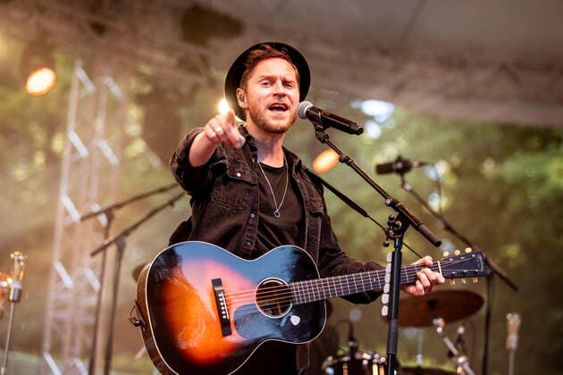 Hamburg, 23. Juli 2021 - Johannes Oerding bei einem Konzert auf der Freilichtbühne im Hamburger Stadtpark