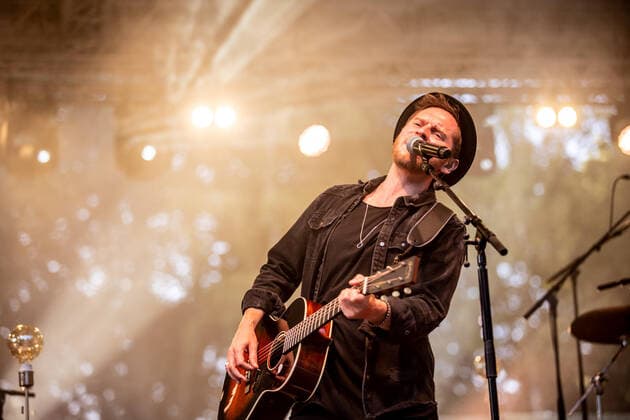 Hamburg, 23. Juli 2021 - Johannes Oerding bei einem Konzert auf der Freilichtbühne im Hamburger Stadtpark