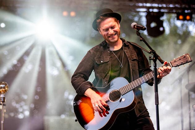 Hamburg, 23. Juli 2021 - Johannes Oerding bei einem Konzert auf der Freilichtbühne im Hamburger Stadtpark