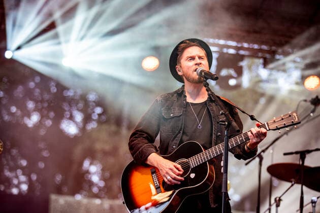 Hamburg, 23. Juli 2021 - Johannes Oerding bei einem Konzert auf der Freilichtbühne im Hamburger Stadtpark
