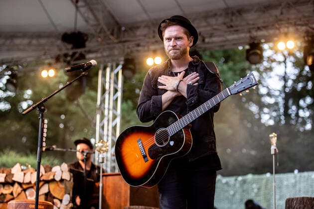 Hamburg, 23. Juli 2021 - Johannes Oerding bei einem Konzert auf der Freilichtbühne im Hamburger Stadtpark