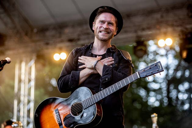 Hamburg, 23. Juli 2021 - Johannes Oerding bei einem Konzert auf der Freilichtbühne im Hamburger Stadtpark
