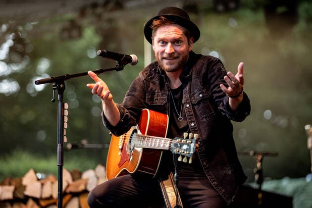 Hamburg, 23. Juli 2021 - Johannes Oerding bei einem Konzert auf der Freilichtbühne im Hamburger Stadtpark