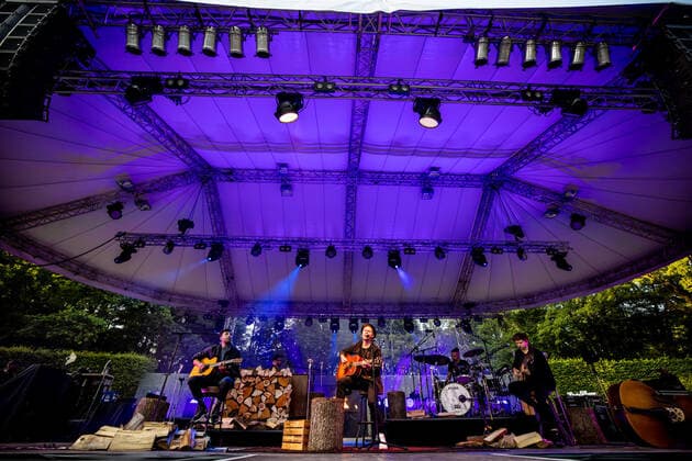 Hamburg, 23. Juli 2021 - Johannes Oerding bei einem Konzert auf der Freilichtbühne im Hamburger Stadtpark