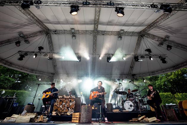 Hamburg, 23. Juli 2021 - Johannes Oerding bei einem Konzert auf der Freilichtbühne im Hamburger Stadtpark