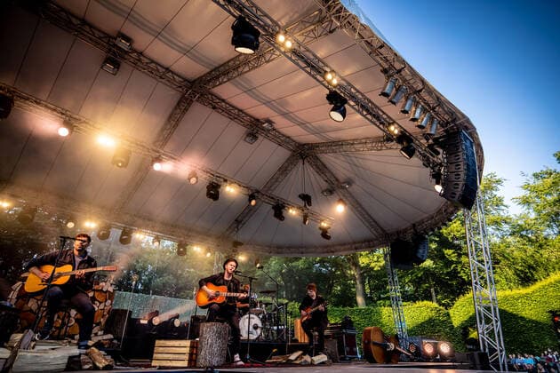 Hamburg, 23. Juli 2021 - Johannes Oerding bei einem Konzert auf der Freilichtbühne im Hamburger Stadtpark