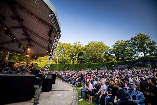 Hamburg, 23. Juli 2021 - Johannes Oerding bei einem Konzert auf der Freilichtbühne im Hamburger Stadtpark