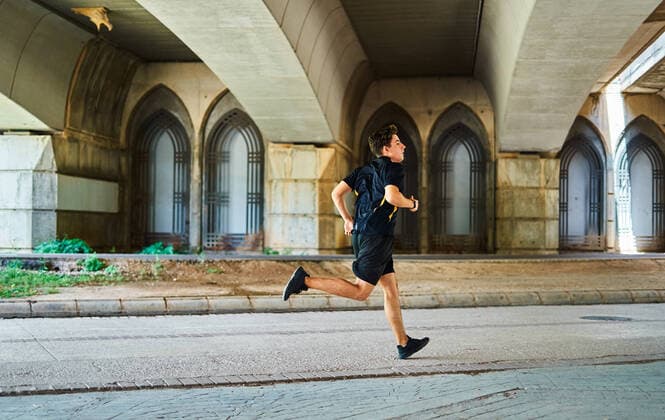 IMAGO Creative: Sport Dichotomien - Land und Wasser Sportsman running under a bridge Valencia, Valencian Community, Spain CR_VFKDPR210701-785402-01 ,model released, Symbolfoto