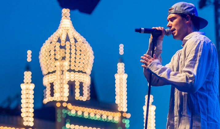 Danske Hugo Helmig spiller op til Havefest paa Plaenen i Tivoli fredag den 23. juli 2021 Havefest afloeser Fredagsrock, der er aflyst paa grund af Covid-19 Coronakrisen. , Copenhagen Copyright: TorbenxChristensen TorbenxChristensenx COP104 spdk20210724-012147-L