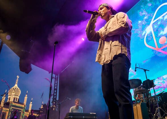 Danske Hugo Helmig spiller op til Havefest paa Plaenen i Tivoli fredag den 23. juli 2021 Havefest afloeser Fredagsrock, der er aflyst paa grund af Covid-19 Coronakrisen. , Copenhagen Copyright: TorbenxChristensen TorbenxChristensenx COP104 spdk20210724-012208-L