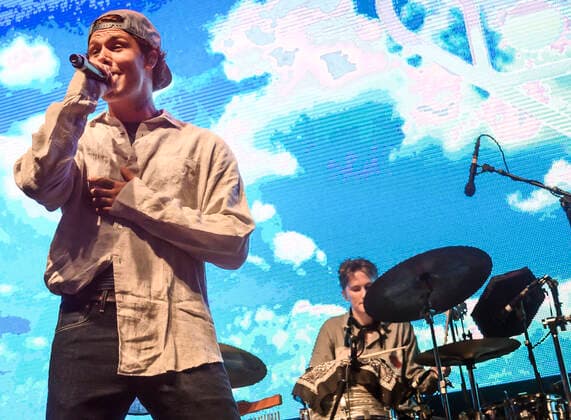 Entertainment Bilder des Tages Danske Hugo Helmig spiller op til Havefest paa Plaenen i Tivoli fredag den 23. juli 2021 Havefest afloeser Fredagsrock, der er aflyst paa grund af Covid-19 Coronakrisen. , Copenhagen Copyright: TorbenxChristensen TorbenxChristensenx COP104 spdk20210724-012338-L
