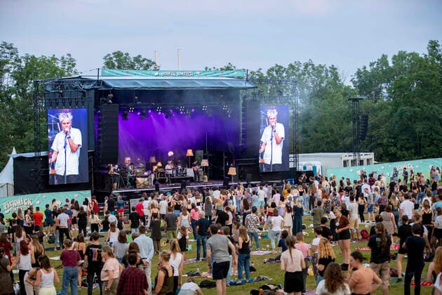 Von Wegen Lisbeth live beim Picknick Konzert auf der Zoopark Festwiese. Erfurt, 23.07.2021