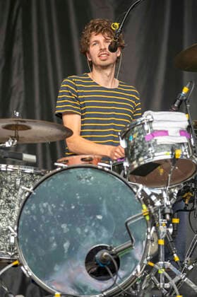 Julian Zschäbitz von Von Wegen Lisbeth live beim Picknick Konzert auf der Zoopark Festwiese. Erfurt, 23.07.2021