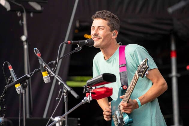 Dominik Doz Zschäbitz von Von Wegen Lisbeth live beim Picknick Konzert auf der Zoopark Festwiese. Erfurt, 23.07.2021