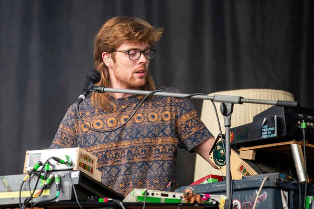 Robert Tischer von Von Wegen Lisbeth live beim Picknick Konzert auf der Zoopark Festwiese. Erfurt, 23.07.2021