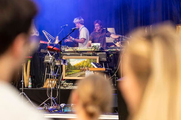 Matthias Rohde und Robert Tischer von Von Wegen Lisbeth live beim Picknick Konzert auf der Zoopark Festwiese. Erfurt, 23.07.2021
