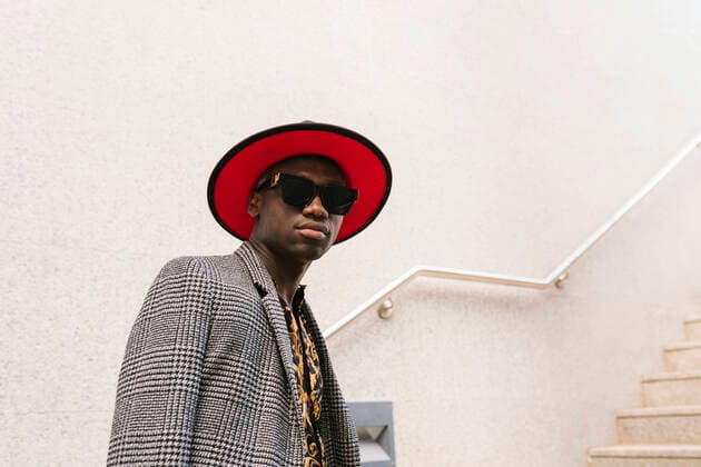 IMAGO Creative: 2021 Favoriten IMAGO Creative: Clickbait, Modetrends Fashionable man wearing hat and sunglasses standing in front of wall model released Symbolfoto EGAF02411