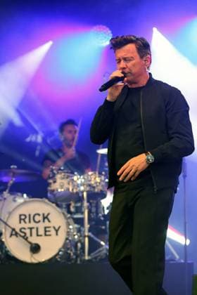 Rick Astley Concert York Races RICK ASTLEY appears live on stage in concert after racing at York Racecourse, York, United Kingdom on 23 July 2021. York York Racecourse Yorkshire United Kingdom Editorial use only , Copyright: xMickxAtkinsx PSI-13053-0070