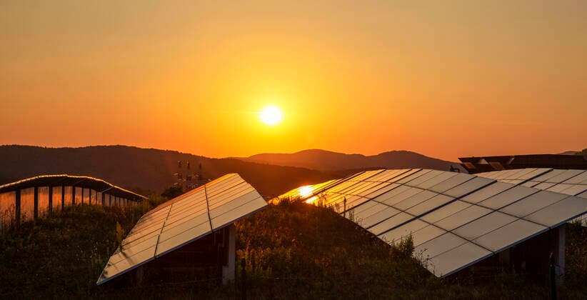 IMAGO Nature: Unsere Erde, Energiequellen, Solarthermie Sun setting over solar farm MAMF01930