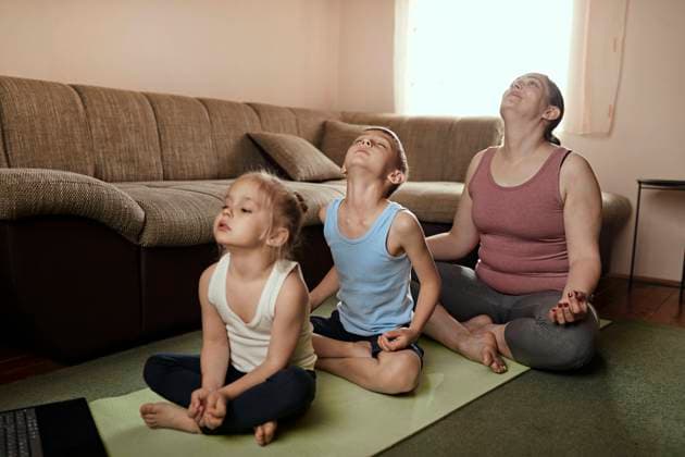 IMAGO Creative, Neujahr, Vorsätze, Sport Son and daughter practicing yoga with mother at home model released Symbolfoto property released ZEDF04235