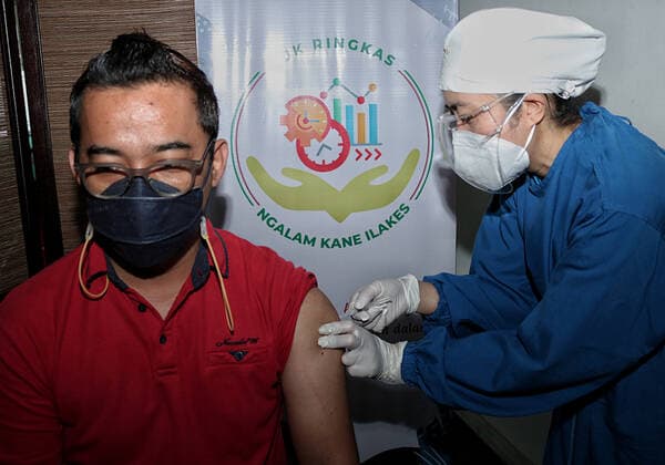 Virus Outbreak Indonesia A man receives a dose of Sinovac vaccine during a mass vaccination for locals at OJK office in Malang City, East Java, Indonesia, on July 24, 2021. Indonesia is speeding its vaccination program as the number of COVID-19 days cases reach over 49.071 people. National cases reach over 3.082.410 since the beginning of the pandemic Malang Indonesia rochman-notitle210724_npZTo  Copyright: xAmanxRochmanx