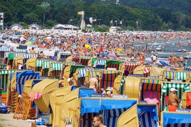 News Bilder des Tages Gefüllter Strand - Hochsaison an der Ostsee im Sommer 2021 Strand an der Lübecker Bucht in Niendorf Tourismus während der Corona-Pandemie ;Gefüllter Strand - Hochsaison an der Ostsee im Sommer 2021 Strand an der Lübecker Bucht in Niendorf Tourismus während der Corona-Pandemie , Niendorf Schleswig-Holstein Deutschland Strand