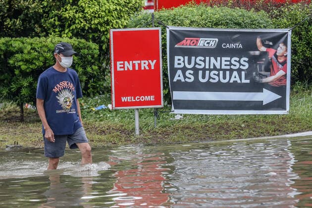 Bilder des Jahres 2021, News 07 Juli News Themen der Woche KW29 News Bilder des Tages (210724) -- RIZAL PROVINCE, July 24, 2021 -- A man wades through the flood water brought by heavy monsoon rains in Rizal Province, the Philippines, July 24, 2021. The Philippines have evacuated more than 15,000 people in Metro Manila and some parts of the country amid flood threat, disaster management authorities said on Saturday. ) PHILIPPINES-RIZAL PROVINCE-MONSOON FLOODS RouellexUmali 