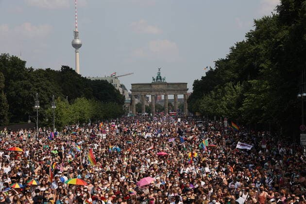 Bilder des Jahres 2021, News 07 Juli News Themen der Woche KW29 News Bilder des Tages Menschen bei der Christopher Street Day Demonstration in Berlin am 24. Juli 2021. German Chancellor Angela Merkel attend Press Conference in Berlin *** People at the Christopher Street Day demonstration in Berlin on 24 July 2021 German Chancellor Angela Merkel attend Press Conference in Berlin