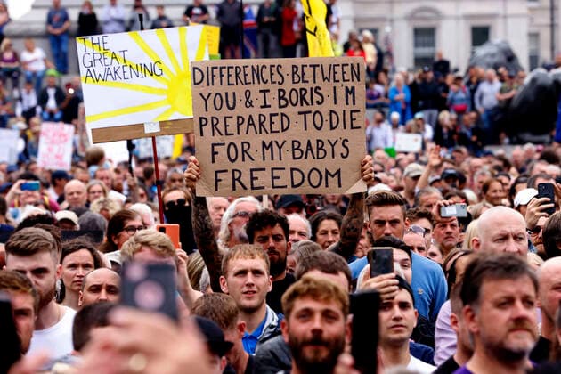 Coronavirus in Großbritannien, Impfgegner protestieren in London . 24 07 2021. London, United Kingdom. Thousands of people gather in Trafalgar Square to protest against the vaccination programme.Anti-Vaxx demonstration. Westminster. Anti-Vaxx demonstrators demonstrate against the Governments Freedom day and the introduction of vaccine passports.  xMarkxThomasx xi-Imagesx IIM-22449-0033