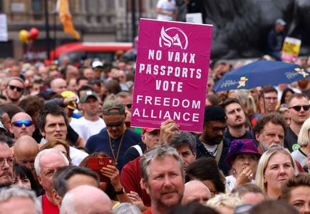 Coronavirus in Großbritannien, Impfgegner protestieren in London . 24 07 2021. London, United Kingdom. Thousands of people gather in Trafalgar Square to protest against the vaccination programme.Anti-Vaxx demonstration. Westminster. Anti-Vaxx demonstrators demonstrate against the Governments Freedom day and the introduction of vaccine passports.  xMarkxThomasx xi-Imagesx IIM-22449-0037