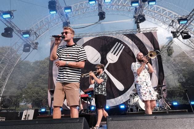 23.07.2021 Kulturzelt Kassel, Hessenkampfbahn Kassel Hessen Konzert CHEF SPECIAL Holländer Indie-Pop Band aus Haarlem, Niederlande Mitglieder Sänger Joshua Nolet, Gitarrist Guido Joseph, Bassist Jan Derks, Keyboarder Wouter Heeren und Schlagzeuger Wouter Jerry Prudon