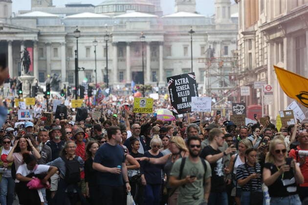 Coronavirus in Großbritannien, Impfgegner protestieren in London . 24 07 2021. London, United Kingdom. Covid Deniers Gathering Trafalgar Square. Anti Vaccination Covid 19 deniers and various other conspiracy theorists gather in Trafalgar Square London for a rally.  xMartynxWheatleyx xi-Imagesx IIM-22446-0016