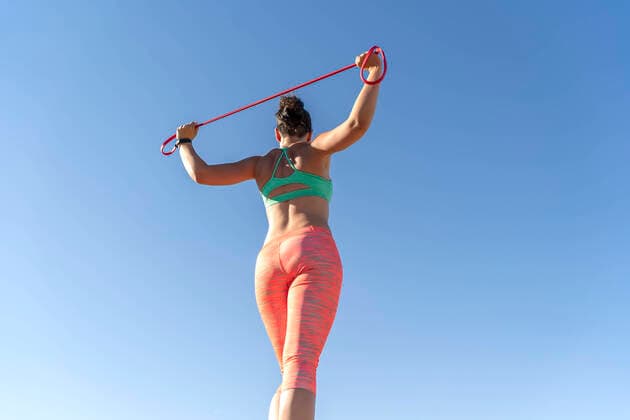 IMAGO Creative: NGO, Rehabilitation und Gesundheitswesen woman exercising outdoors with rubber bands Madrid, Community of Madrid, Spain CR_IVAR210712-793692-01 ,model released, Symbolfoto