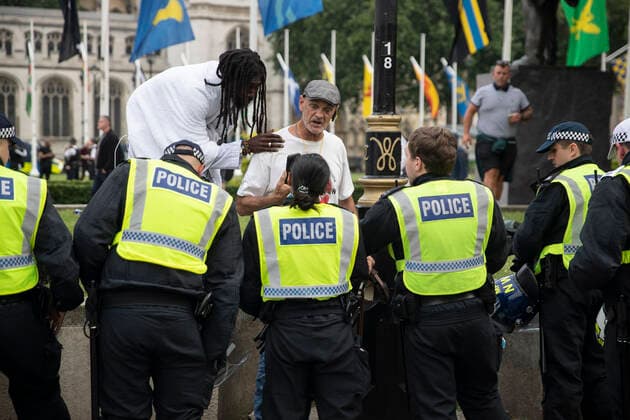Coronavirus in Großbritannien, Impfgegner protestieren in London July 24, 2021, London, United Kingdom: Demonstrator talking to police outside Parliament Square during the anti-lockdown and anti-vaccine protest in London on July 24, 2021. Demonstrators protest amid Covid-19 pandemic under the rubric Worldwide rally for freedomÃ‚Â start in Trafalgar Square then march towards Hyde Park. London United Kingdom - ZUMAj323 20210724_zip_j323_046 Copyright: xMayxJamesx