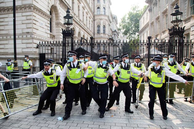 Bilder des Jahres 2021, News 07 Juli News Themen der Woche KW29 News Bilder des Tages July 24, 2021, London, United Kingdom: Police officers are seen outside the gates of 10 Downing street during the demonstration..Protesters held demonstration in London against the Covid-19 vaccine passport and other restrictions. London United Kingdom - ZUMAs197 20210724_zaa_s197_117 Copyright: xThaboxJaiyesimix