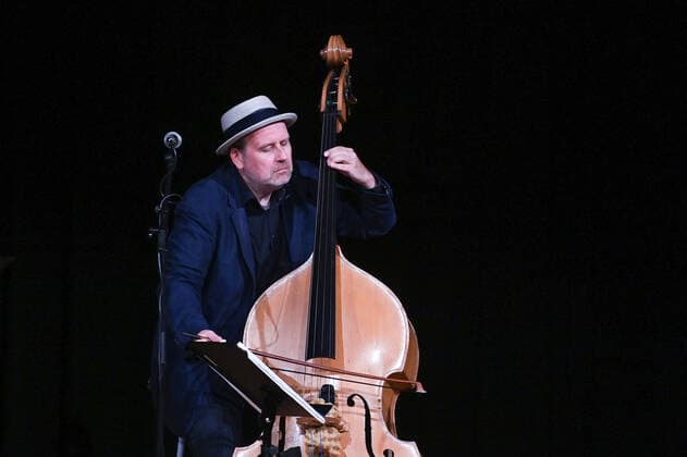 Konzert der Herren Georg Breinschmid (Bassist); Benjamin Schmid (Geiger) und Thomas Gansch (Trompeter), im Rahmen der Salzkammergut Festwochen Gmunden, im Kongresshaus Toskana in Gmunden , am 24.07.21. Das Bild zeigt den Bassisten Georg Breinschmid 2021 - Konzert der Herren Georg Breinschmid (Bassist); Benjamin Schmid (Geiger) und Thomas Gansch (Trompeter), im Rahmen der Salzkammergut Festwochen Gmunden, im Kongresshaus Toskana in Gmunden , am 24.07.21